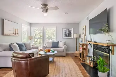 Image de Cheerful Sound Side Condo