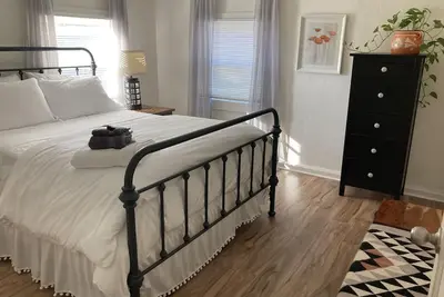 2 Bedroom Flat With Short Walk to Downtown