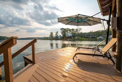 Image de Magnificent Lakefront View With Spectacular Sunsets