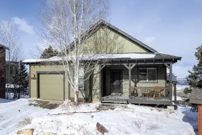 Image de Perfect Mountain Family Getaway with Hot Tub & Fire Pit - Ski, Bike, Fish, Golf!