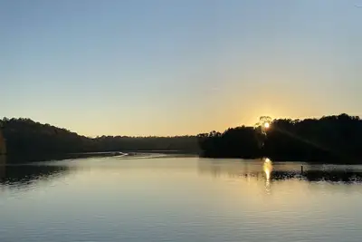 Image de Lakeside Hideaway a spacious lodge with a lake view close to local attractions.