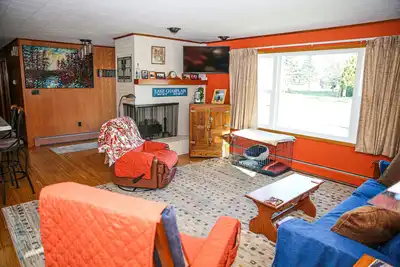 Image de Quaint and Cozy Family Home, Great for a Quiet Retreat! 90+ days
