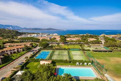Joli appartement dans une maison de vacances avec piscine, climatisation, Tv, terrasse et parking