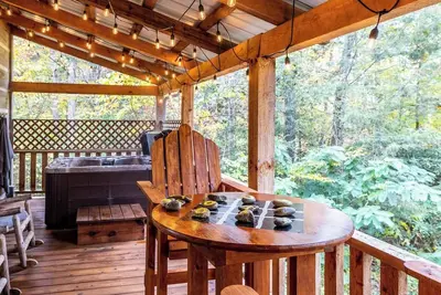 Summer Sizzle! Fire Pit! Hot Tub!