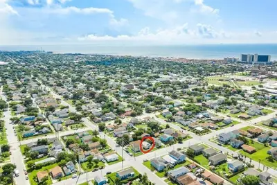 Couples Getaway + Cozy + Great Location