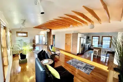 Image de Loft with inspiring view, modern design near grocery store, restaurants.