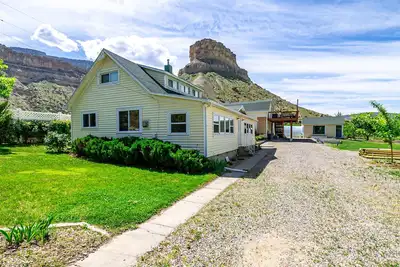 Image de Farmhouse surrounded by peaches w/ patio, spa & goats