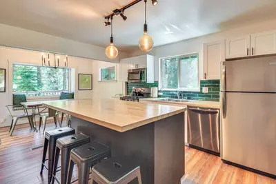Image de Cozy Retreat w/ Deck ~ 2 Mi to Pinecrest Lake!