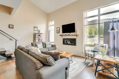 Image de Steps to Conquest Ski Lift: Granby Home w/ Grill