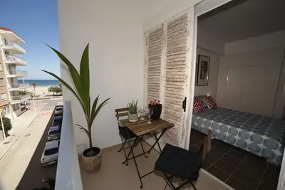 Image de 25 meters from the beach! Wifi. Newly renovated. A/A (hot and cold)