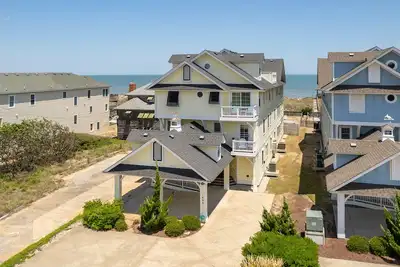 Image de Caribbean Jewel, Oceanfront Sixteen Bedroom Vacation Home in Kill Devil Hills
