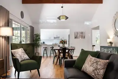 Image de The Den-3 bedrooms, outdoor spa and deck area