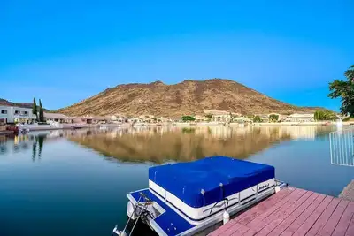 Image de Tranquil Lakeside Stay with Private Dock & Views