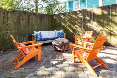 Image de Shaded Backyard, breezy porches, stroll to beach and park