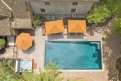 Image de Pool HotTub Pickleball Golf Arcade Firepit Fishing