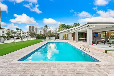 Image de Charming Waterfront 5br/4bth Villa North of Miami