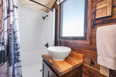 Image de Outdoor Fun Wagon #26 By The Pond w/ 2qb and outdoor kitchen