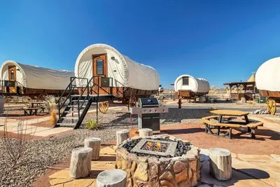 Image de Wyatt Earp Pet Friendly Wagon #30 w/ 2qb and Fire Pit