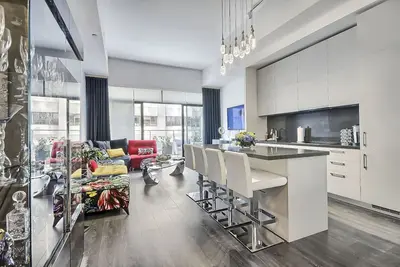 Image de Beautiful apartment in the hart of Yorkville with a fully furnished balcony.