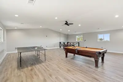 Image de Play pool, ping pong or go wine or brewery touring