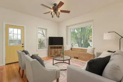 Image de Chatt Blue Bungalow - Pet Friendly, Mins to Downtown!