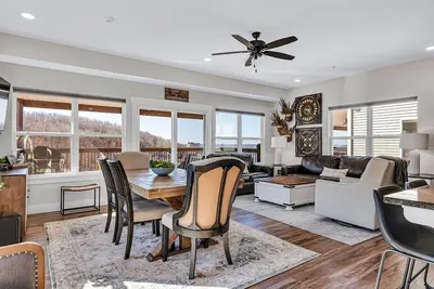 Image de Fire Pit in Backyard_Private Hot Tub_Close to Entertainment_Lake View_Dog Friendly-Cmty Pools