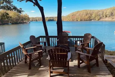 Image de Beautiful Waterfront Property with year round fun