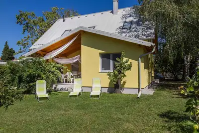 Image de Maison de vacances à deux pas du lac Balaton, avec des équipements modernes, lave-linge, lave-vaisselle.
