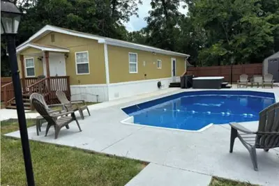 Image de Luxurious 2br Apt. w/Shared Backyard Pool & Spa