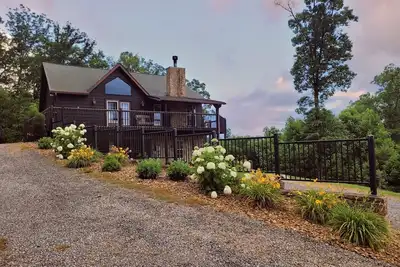 Image de BlackBeary Chalet, Family Friendly Secluded Spacious Firepit Views