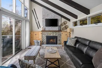Rustic Modern Ski Home-Close to MtSnow w/Fireplace
