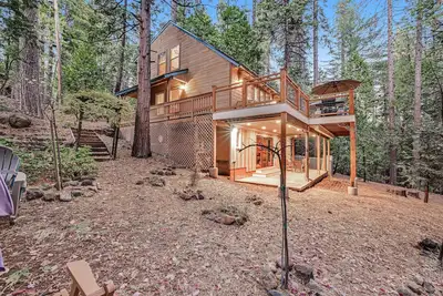 Image de Cozy Cabin w/Spacious Deck, WiFi, Pool Table, Shared Pool - Walk to Fly-In Lake