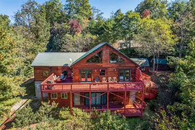Image de Lofted cabin in the trees with private pool table, washer/dryer, & full kitchen