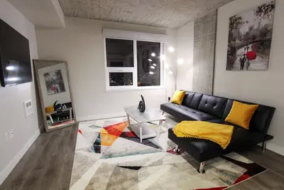 Image de Beautiful 3 bedroom 2 bathroom skyrise with mountain view!