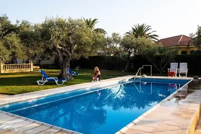 Image de Villa proche plage avec piscine privée, jardin, terrasses, barbecue et Wi-Fi. Animaux admis