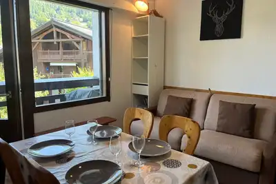 Image de Studio chaleureux avec balcon au centre de Samoëns