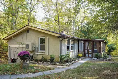 Image de Owl's Nest: A Pet-Friendly Nature Lover's Getaway near Wineries & Hiking Trails