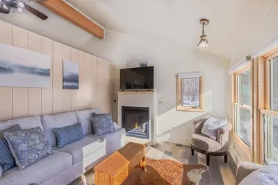 Image de Cozy Bear Den - Sauna New kitchen Fireplace Large tv Wifi Indoor sauna