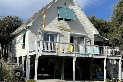 Image de Ocean view family cottage, just steps from the sea and close to everything.