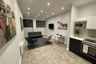 Image de Appartement-Salle de bain et douche-Vue sur Rue