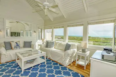 Image de Come stay at '1 Vitamin Sea'! Enjoy ocean views, two golf carts, and access to the Bhi club.