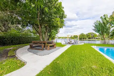 Image de Lakefront Villa | Tropical Backyard w/a Terrace+Paddle Board+Pool