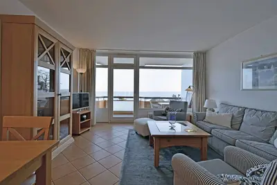 Image de The cozy 3-room apartment has a fantastic panoramic lake view from the balcony.