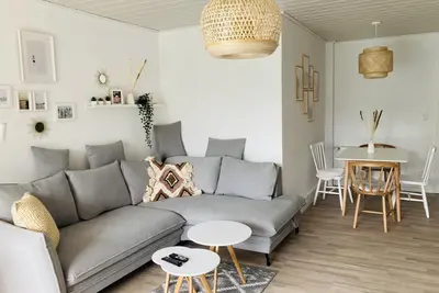 Image de The \"Glück in Sicht\" apartment is located on the mezzanine floor and is divided into