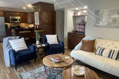 Image de Newly Renovated Charming Oxford Condo Located Steps to the Square!