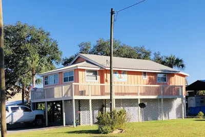Image de Beautiful Canal Front, Nautical Theme Home with downstairs outdoor TIki Bar