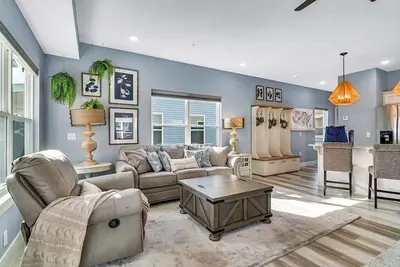 Image de Private FirePit - PinBall - Backyard - Steps to Amenities - HotTub - Free Tickets - LakeView!