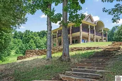 Image de Beautiful lakefront home away from home.