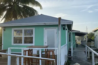 Image de Water front property with dining room, deck overlooking the water for relaxing.