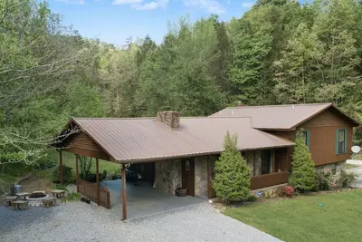 Image de Cozy Cabin Retreat Sleeps 12 w/ HotTub, Wi-Fi, FirePit minutes from Dollywood! !